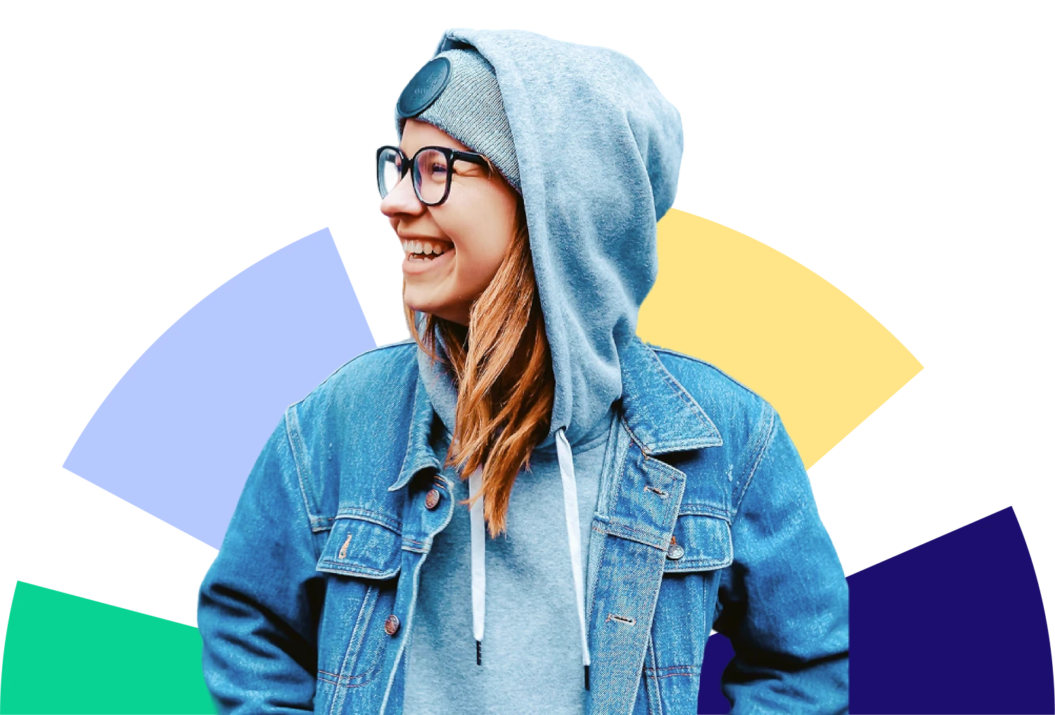 Lachende Jugendliche mit Strickmütze und Jeansjacke vor abstrakten Formen in den CTC-Markenfarben – visuelles Sinnbild für die CTC-Kinder- und Jugendbefragung.